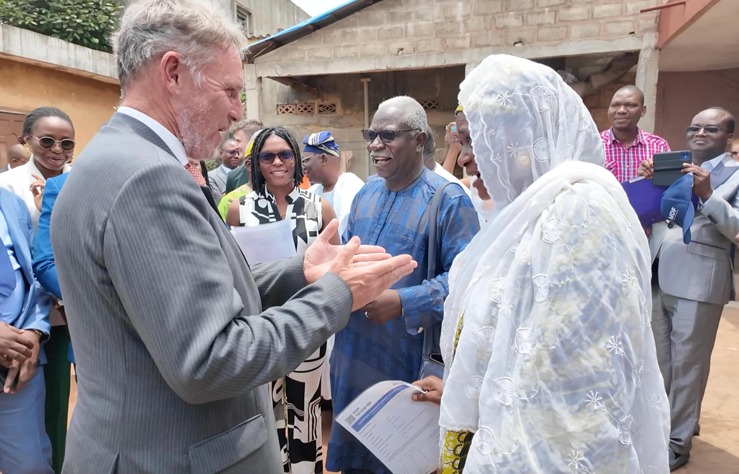 S.E.M. Joris Jurriëns , Ambassadeur du Royaume des Pays-Bas près  du Bénin heureux de remettre le certificat d'enregistrement au cadastre à un présumé propriétaire